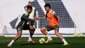 皇马城市训练：阿联酋航空与阿迪达斯护航的绿茵备战图景